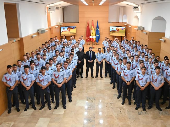 El presidente López Miras, junto a los alumnos que han finalizado su formación en la Academia General del Aire y del Espacio