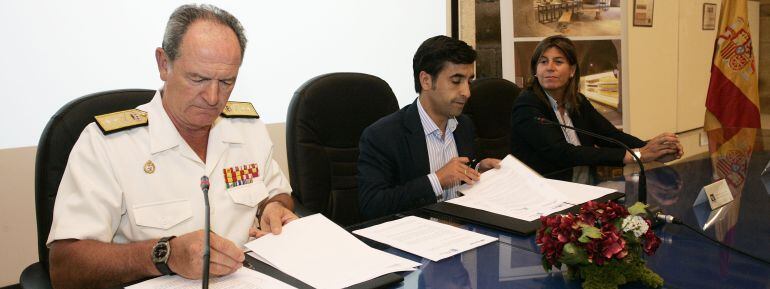 El conselleiro de Política Social, Rey Varela, firma un convenio con el Almirante Jefe de Ferrol, Francisco Javier Romero.
