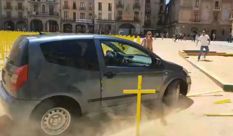 Un coche arrolla las cruces amarillas en la plaza mayor de Vic