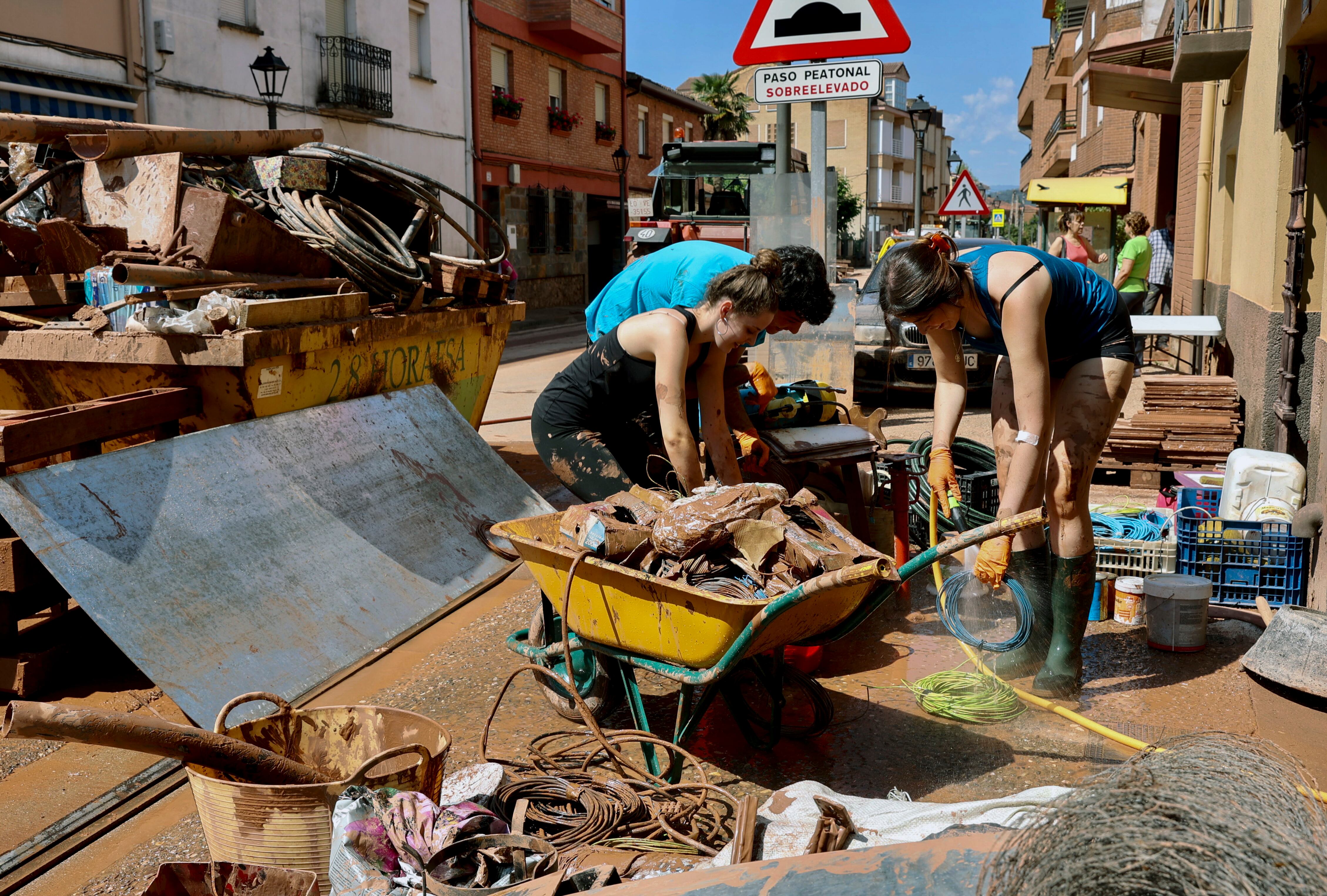 HUÉRCANOS (LA RIOJA), 23/06/2023.- Vecinos de la localidad riojana de Huércanos, siguen haciendo la limpieza este viernes dos días después de las fuertes tormentas que anegaron bajos y dañaron el colegio el frontón y las infraestructuras, donde cayeron más de 100 litros por metro cuadrado en menos dos horas. EFE/ Raquel Manzanares