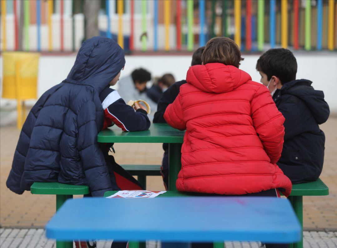 Varios niños juegan en el recreo durante el primer día de clase presencial tras la Navidad