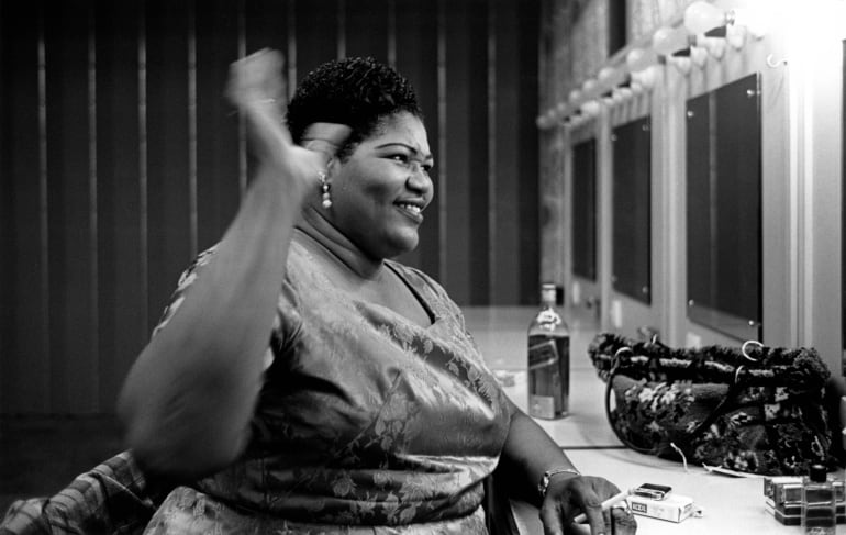 Big Mama Thornton fuma en su camerino durante la cuarta edición del American Folk Blues Festival, en Londres