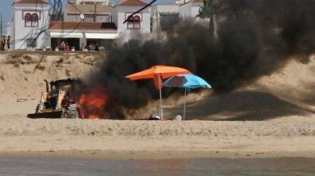 Excavadora ardiendo en la playa de La Antilla