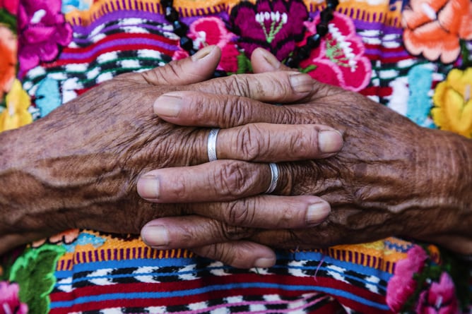 Un país atrapado en su lucha por romper con un pasado racista y genocida