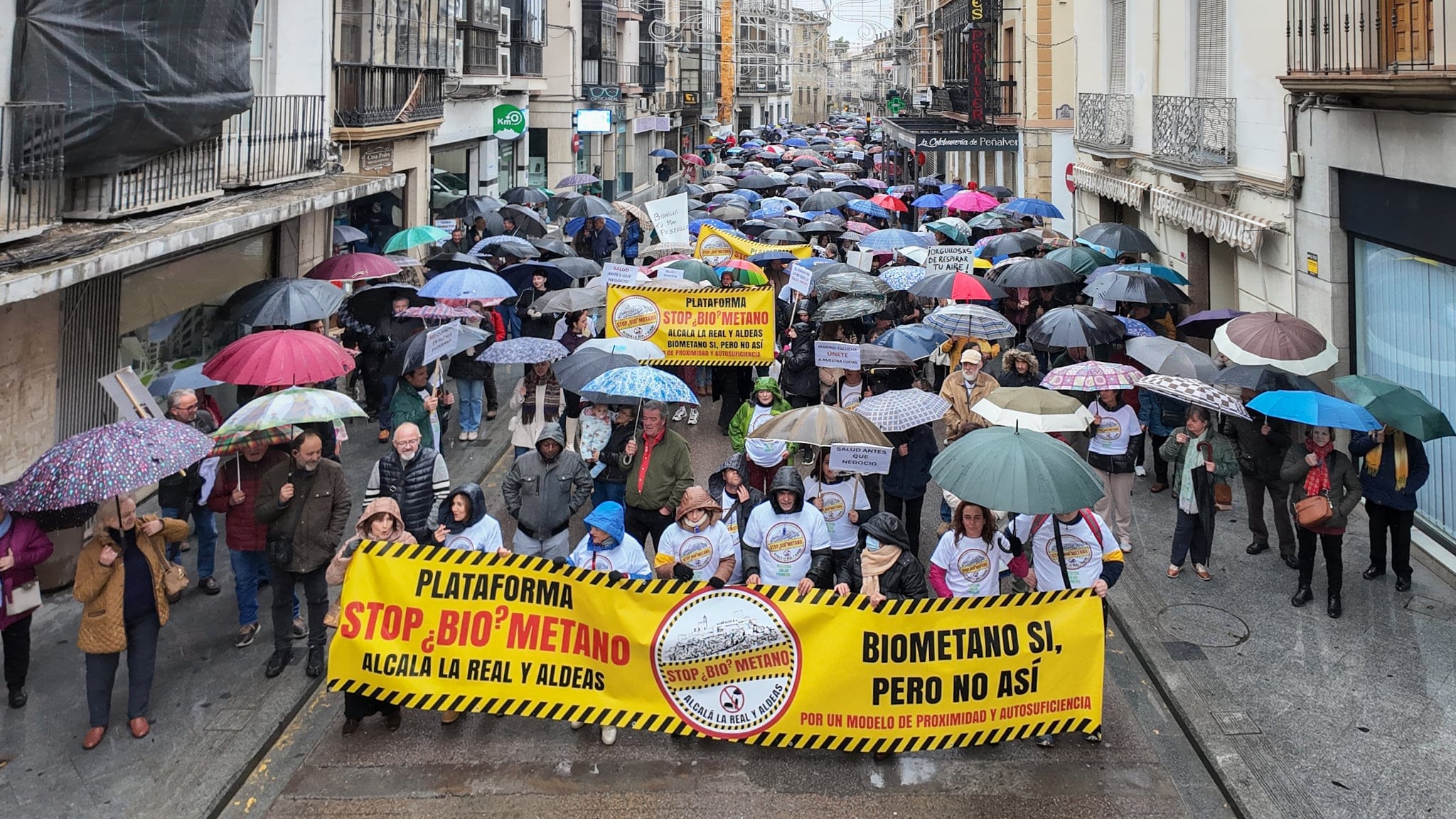 Asistentes a la manifestación en contra de la planta de biometano que se pretende instalar en Alcalá la Real (Jaén).