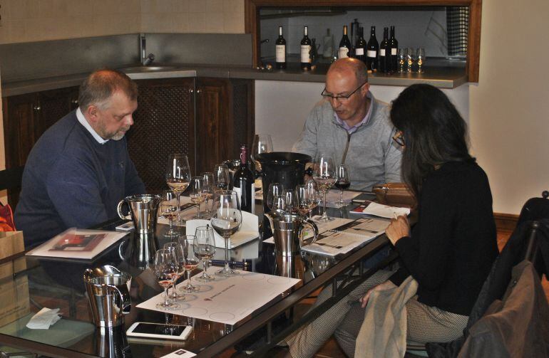 Un grupo de noruegos en una bodega de la Ribera del Duero