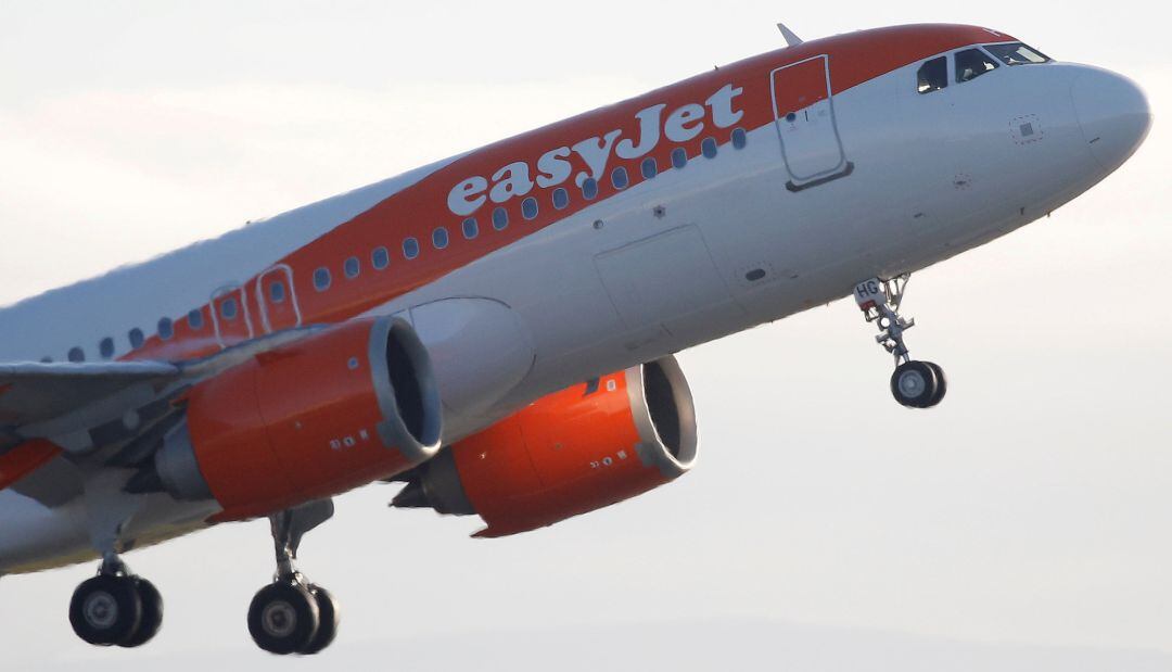 Un avión de easyJet despegando del aeropuerto de Manchester