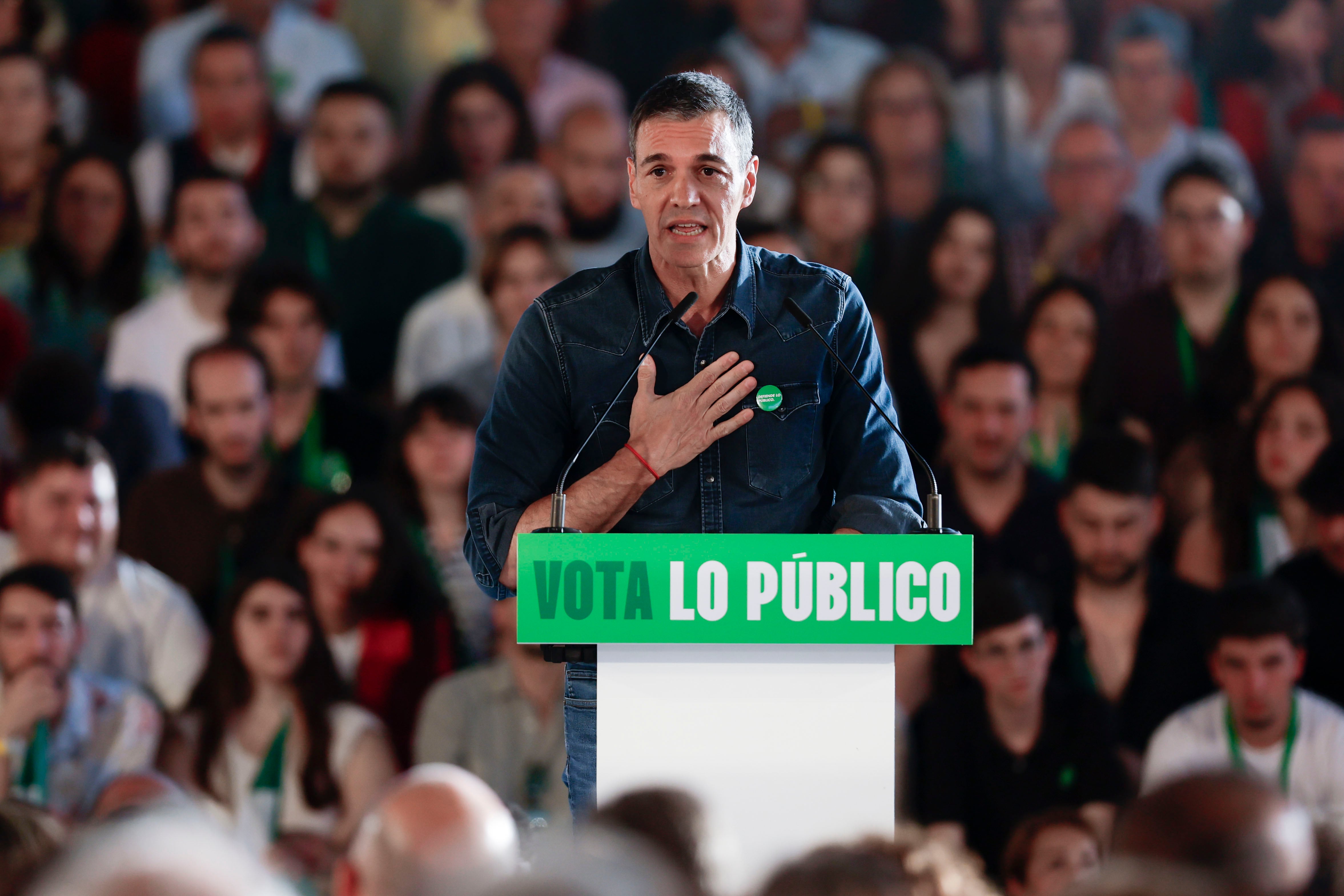El presidente del Gobierno, Pedro Sánchez, interviene durante un acto de campaña del PSOE, celebrado este viernes en la Ciudad Deportiva de Cártama. 