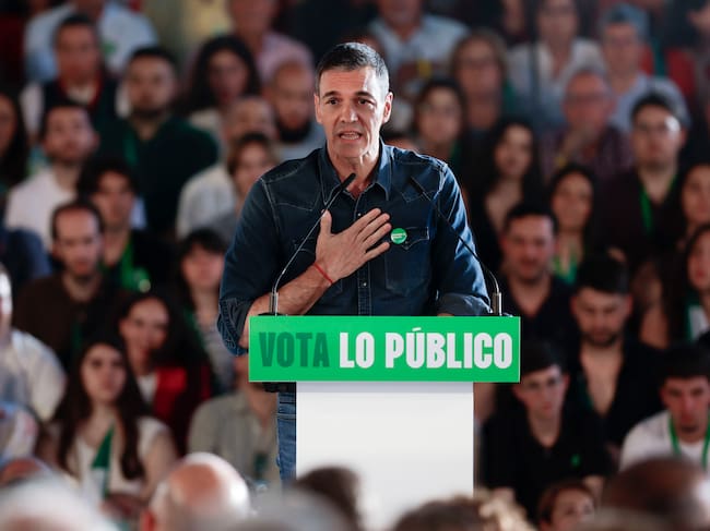 El presidente del Gobierno, Pedro Sánchez, interviene durante un acto de campaña del PSOE, celebrado este viernes en la Ciudad Deportiva de Cártama.