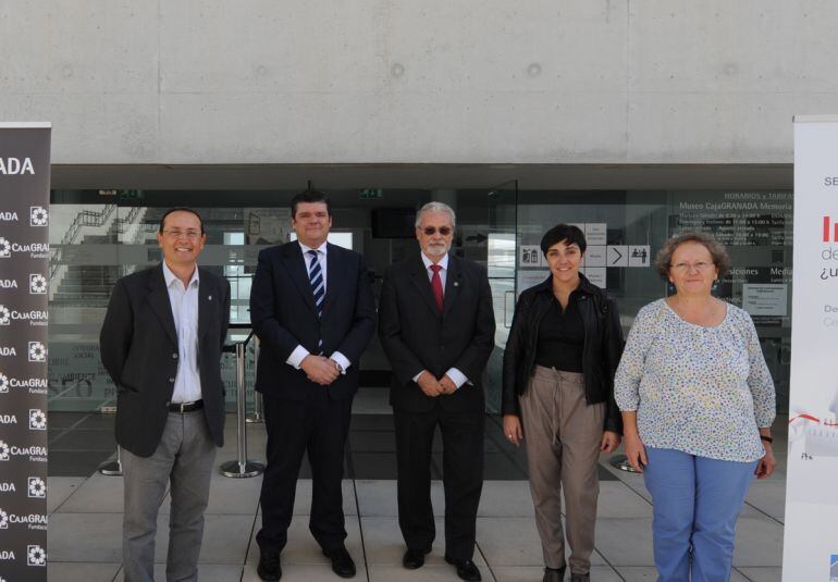 El concejal de Granada, Fernando Egea; el directivo de CajaGRANADA, Salvador Curiel; el Defensor del Pueblo andaluz, Jesús Maeztu; la delegada de Vivienda de la Junta, Mariela Fernández; y la coordinador ade las jornadas de vivienda, Lucía Valero, en CajaGRANADA