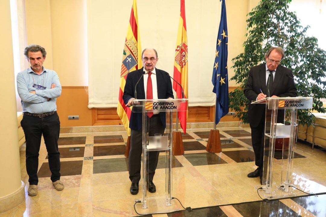 De izquierda a derecha, el director general de Salud Pública, Francisco Javier Falo, el presidente de Aragón, Javier Lambán, y el consejero de Hacienda, Carlos Pérez Anadón