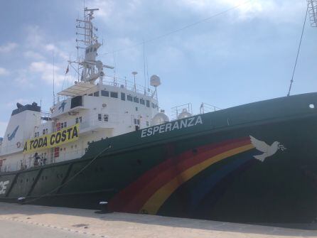 El buque 'Esperanza' de Greenpeace, atracado en el Puerto de Ibiza