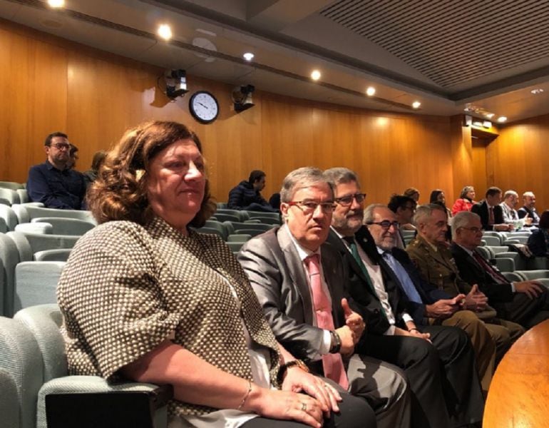 Ángel Dolado, esta mañana, en la tribuna de las Cortes de Aragón, acompañado por la directora general de Justicia e Interior, María Ángeles Júlvez, y el rector de la Universidad de Zaragoza, José Antonio Mayoral 