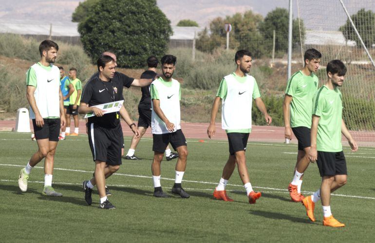 Fran Fernández dando instrucciones a la plantilla.