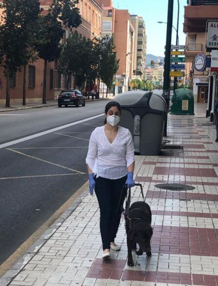 Persona ciega con su perro guía