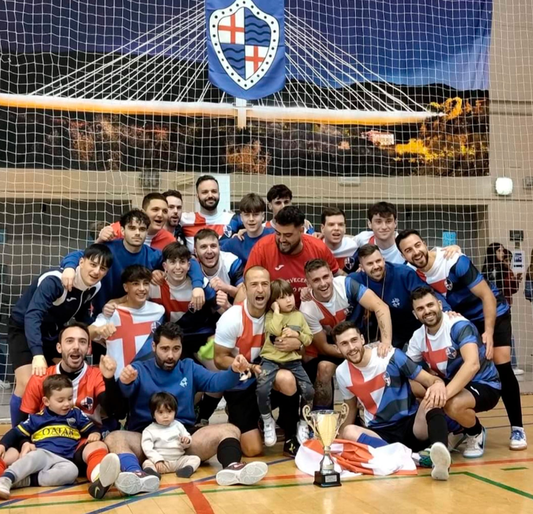 Imagen de los componentes de la filà Cruzados celebrando el título