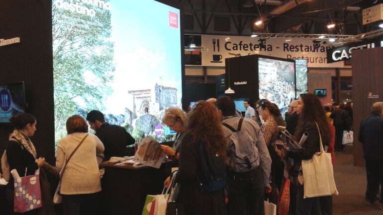 Público que se interesa por la oferta turística de Paencia en FITUR, feria que fianliza este domingo en Madrid
