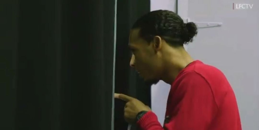 Van Dijk, a punto de darle una sorpresa a unos jóvenes hinchas del Liverpool