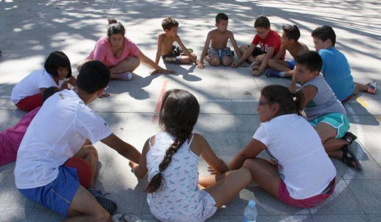 Un grup de nens fent rotllana en el campament d&#039;urbà organitzat al barri de Baró de Viver de Barcelona.