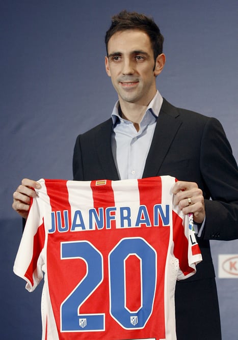 El centrocampista Juan Francisco Torres Belén, &#039;Juanfran&#039;, posa con la camiseta del Atlético de Madrid, durante su presentación como jugador rojiblanco, hoy en el estadio Vicente Calderón.