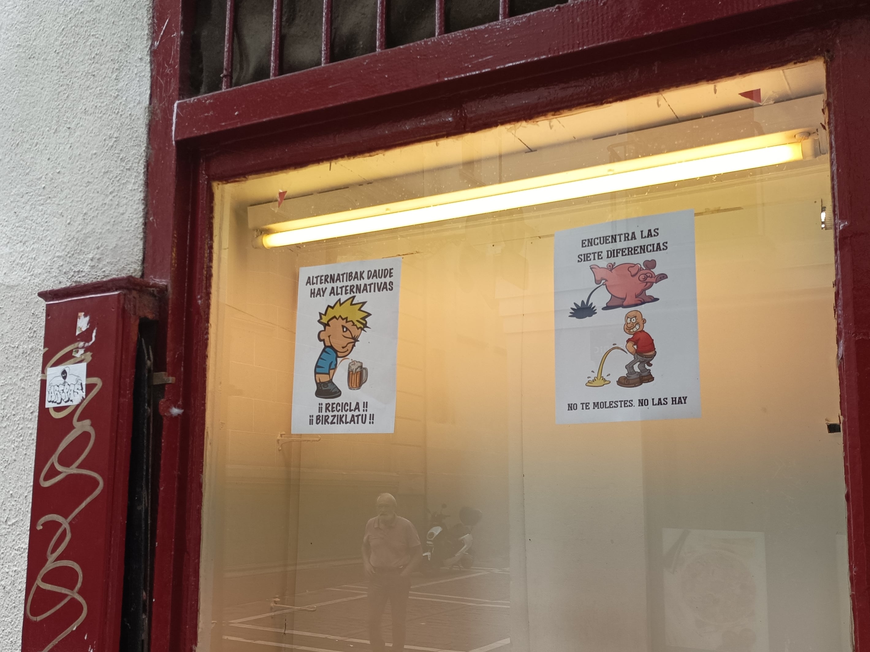 Cartel en La tienda de la esquina contra la orina en las calles