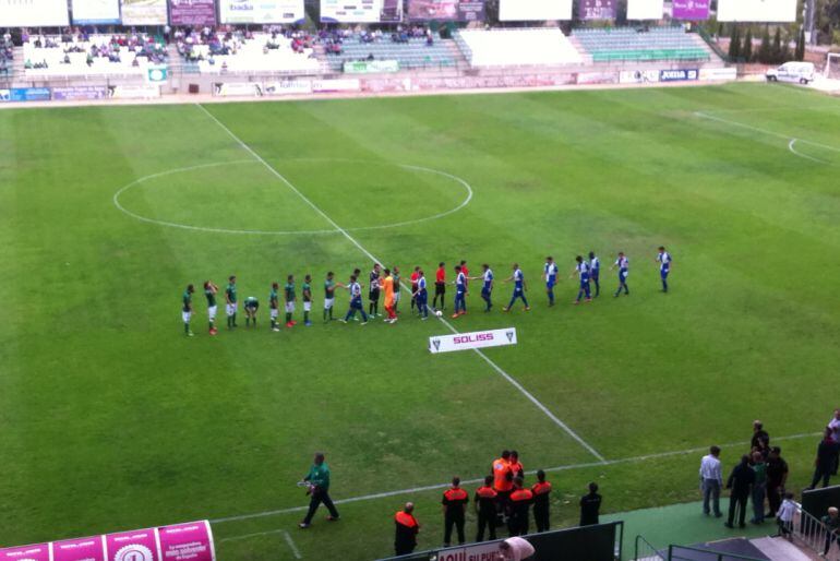 Toledanos y zaragozanos se saludan antes del partido de ayer 