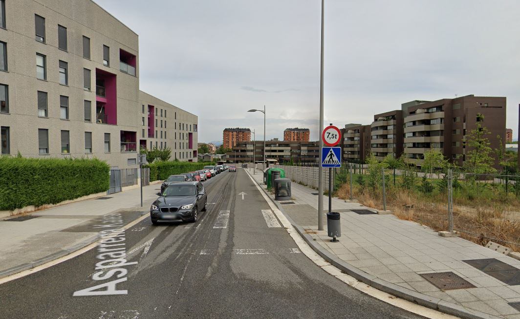 Una señal prohíbe el paso de vehículos pesados por la calle Asparrena de Vitoria