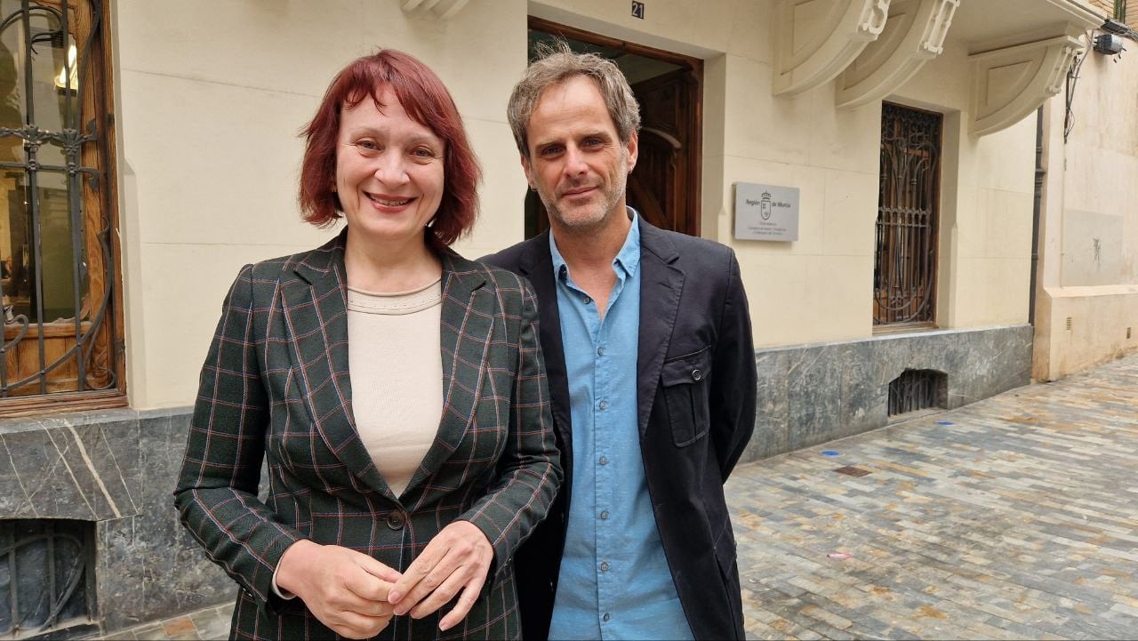 María Marín junto a Ángel Luis Hernández en la puerta de la consejería de Interior, Emergencias y Ordenación del Territorio