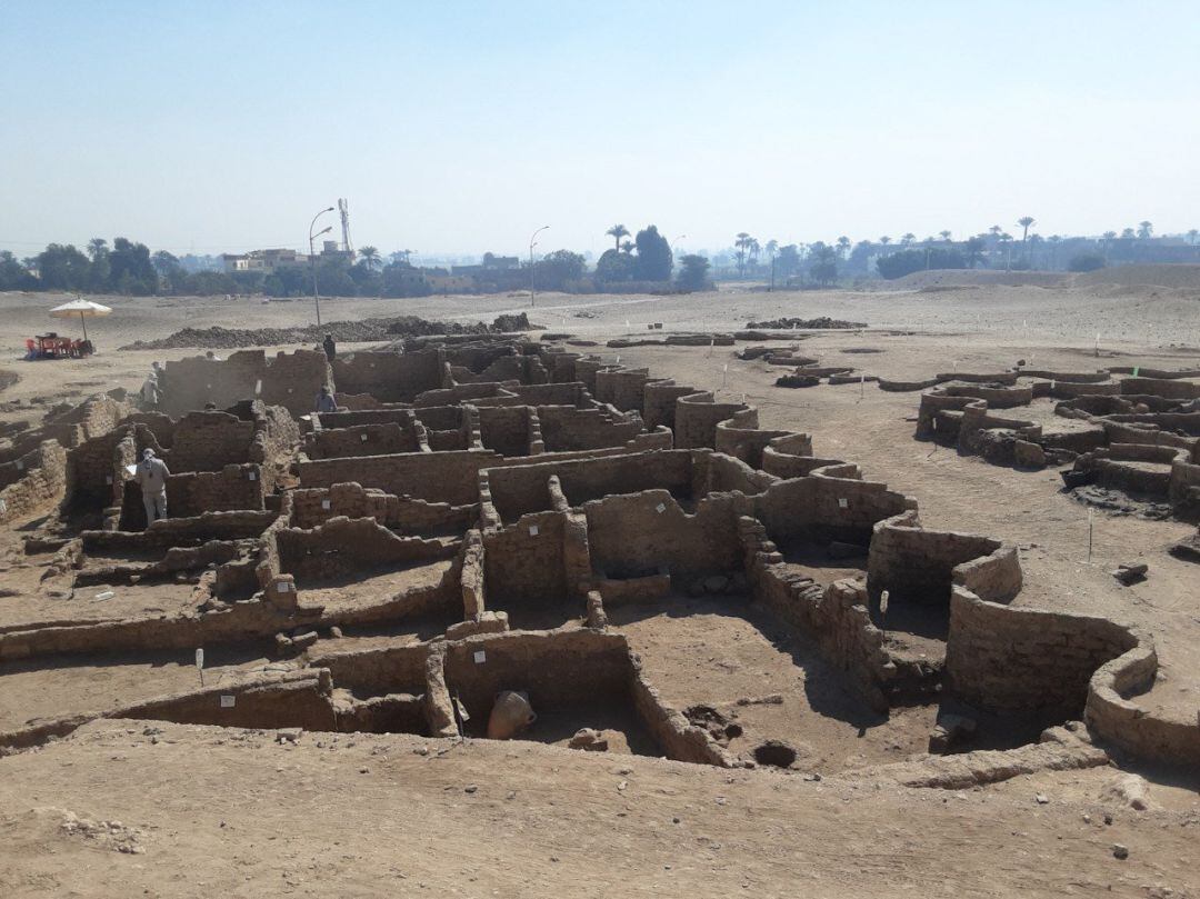 Una foto facilitada por el Centro de Egiptología Zahi Hawass que muestra el descubrimiento arqueológico llamado &#039;Ciudad Dorada Perdida&#039; en Luxor, Egipto