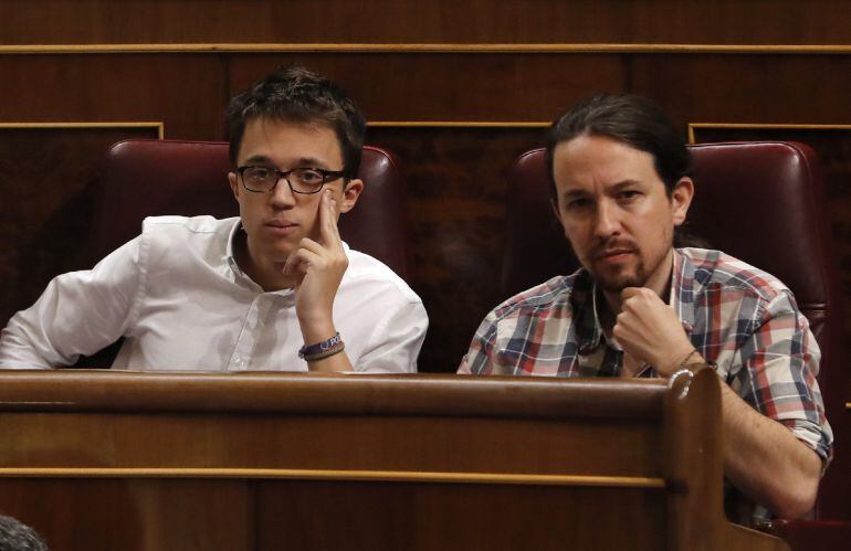 El líder de Podemos, Pablo Iglesias, y el portavoz parlamentario de Podemos, Íñigo Errejón, durante una sesión en el Congreso de los Diputados. 