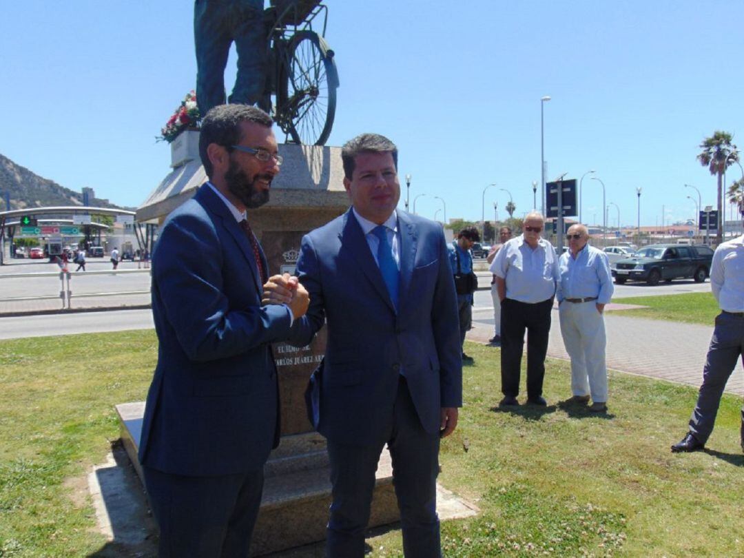 Juan Franco y Fabián Picardo ante el monumento al trabajador transfronterizo en La Línea