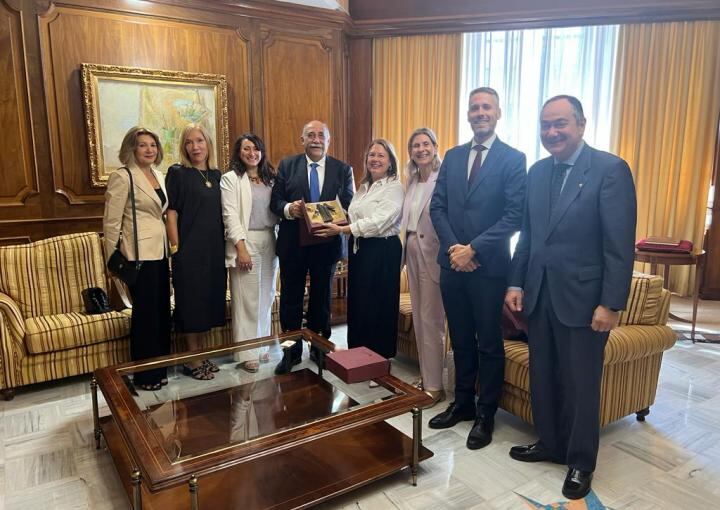 La presidenta de la Asamblea Regional recibe al Colegio Oficial de Abogados de Murcia