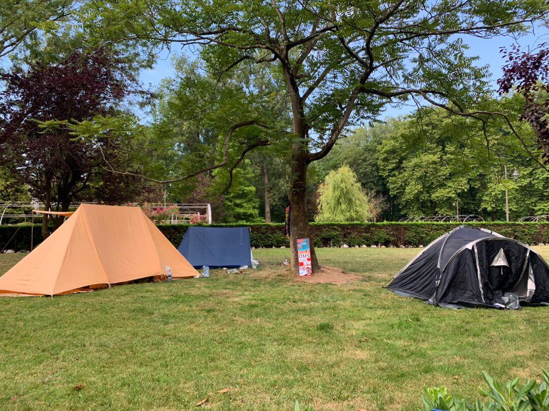 Miembros del movimiento acampados en el Parque Isabel La Católica.