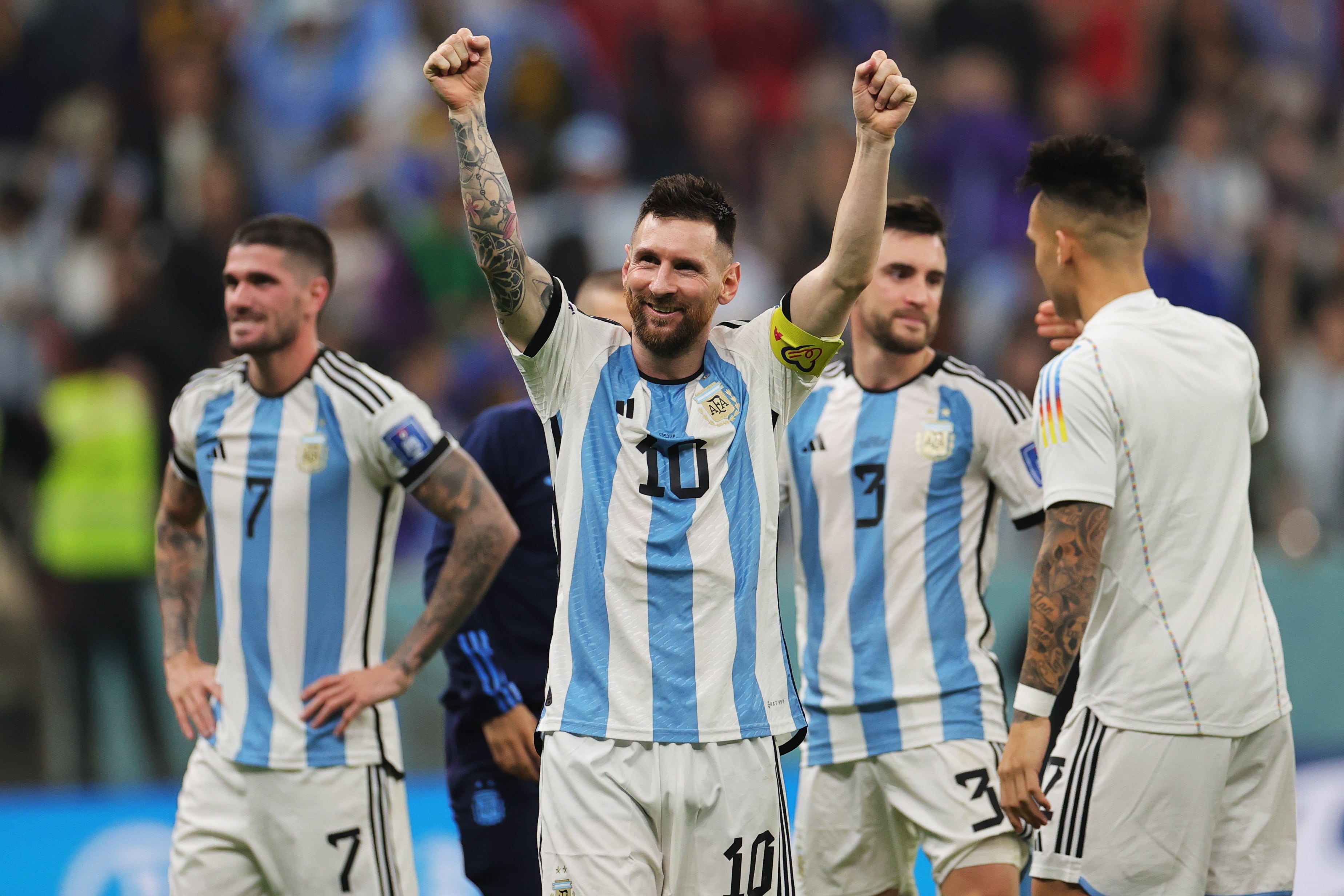 Lionel Messi celebra junto a sus compañeros el pase a la final del Mundial