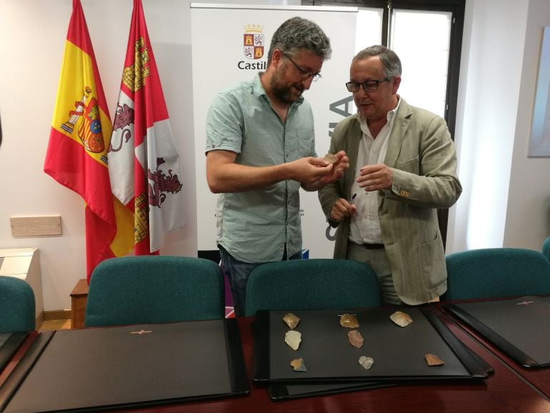 El director de los trabajos David Álvarez (i) junto al delegado territorial Javier López Escobar durante la presentación de las investigaciones de la campaña 2018