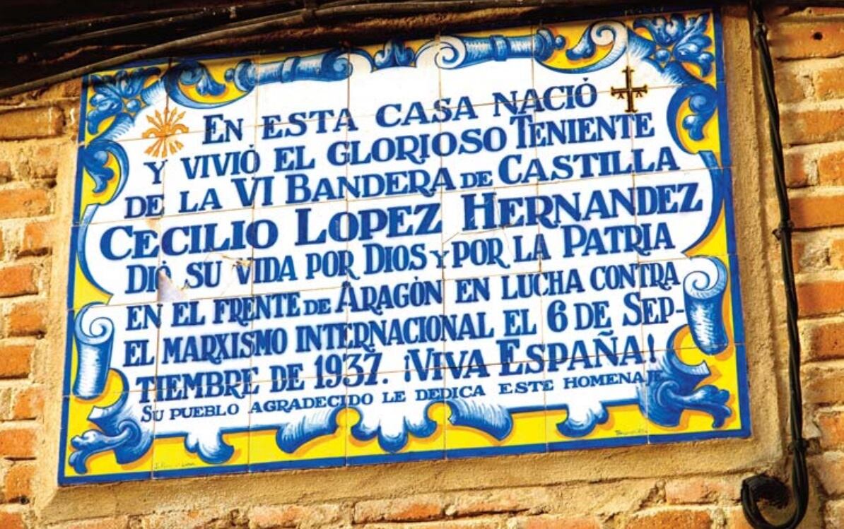 Placa ubicada en una calle de Narros de Saldueña