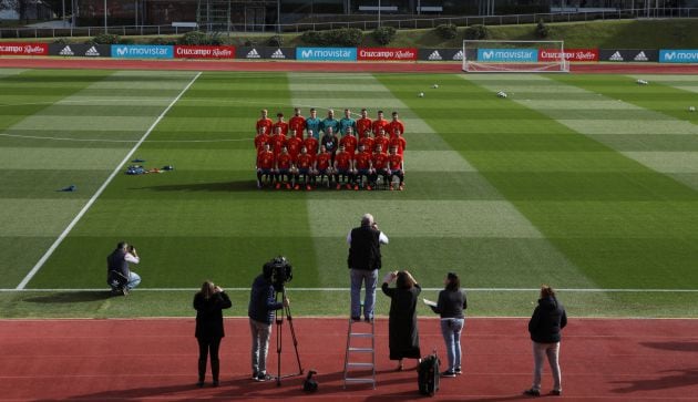 Así han posado los jugadores de España para la foto oficial con la nueva camiseta.