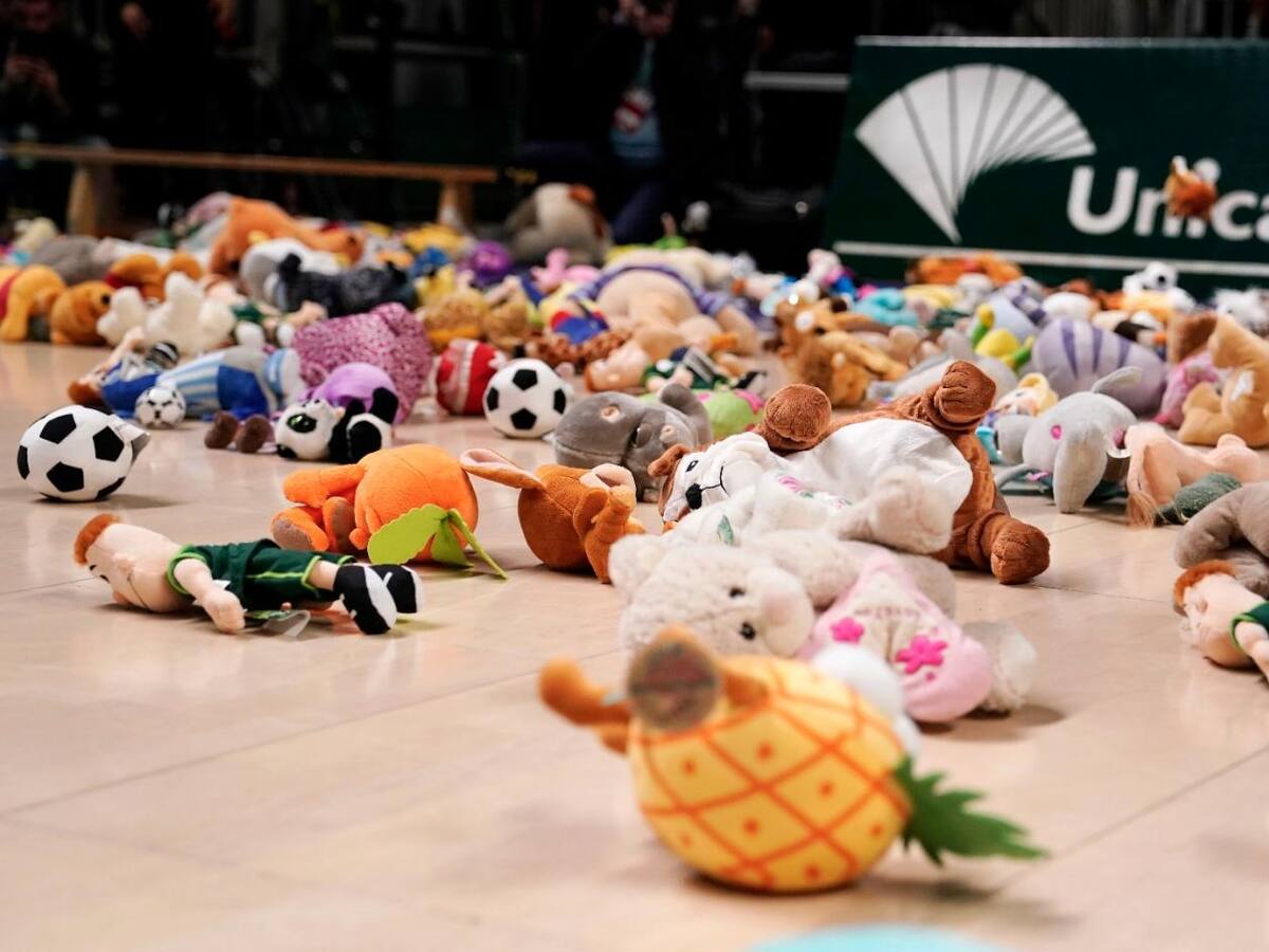 Peluchada solidaria en el Martín Carpena