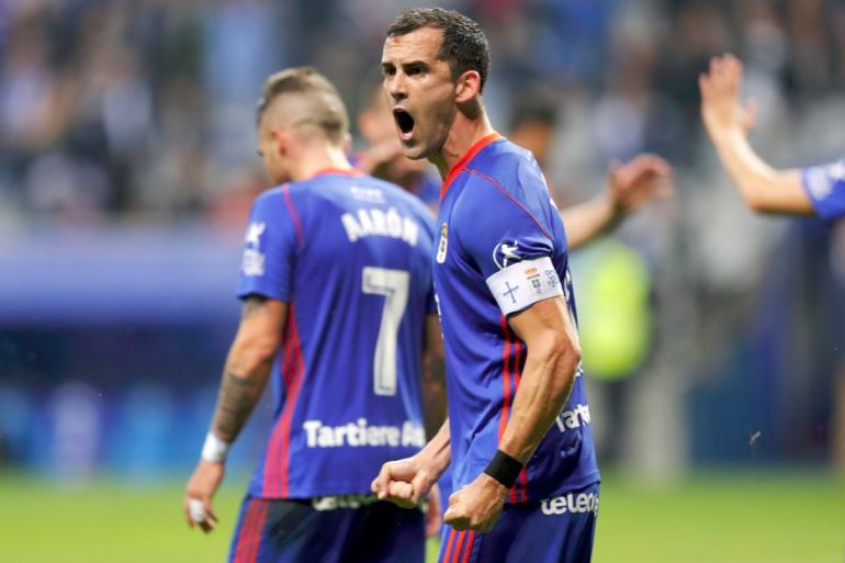 Miguel Linares celebra un gol en el Carlos Tartiere con Aarón Ñíguez de fondo.