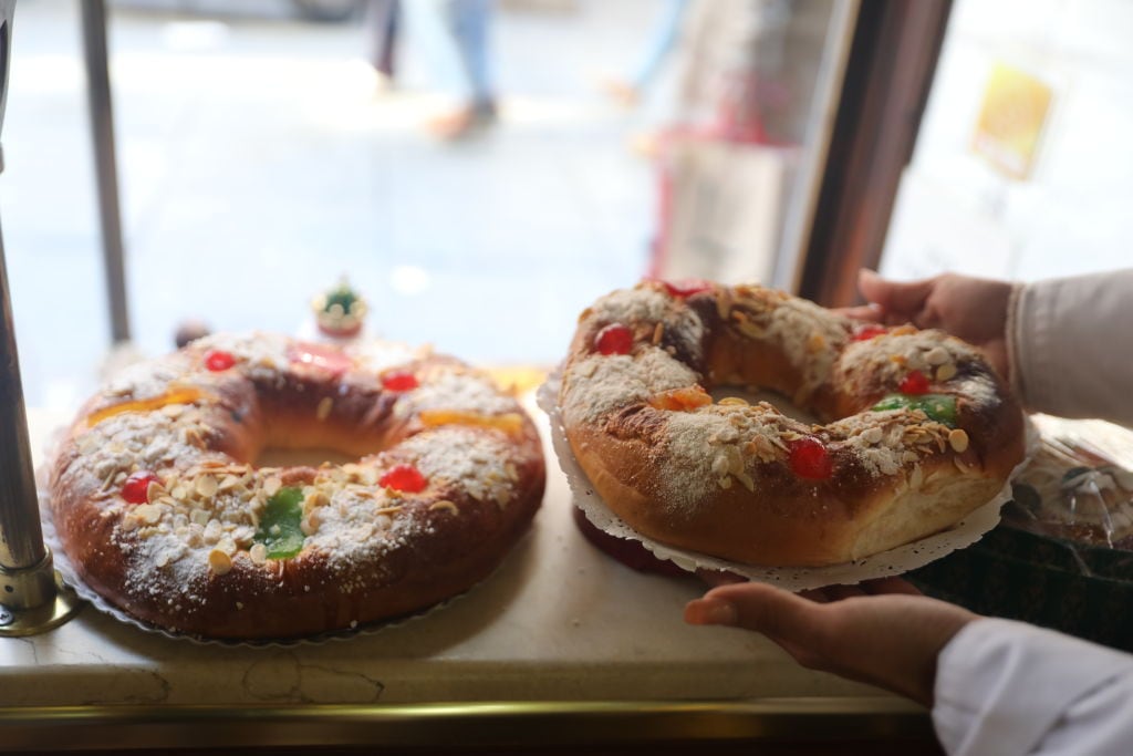 Varios roscones de Reyes en una pastelería.