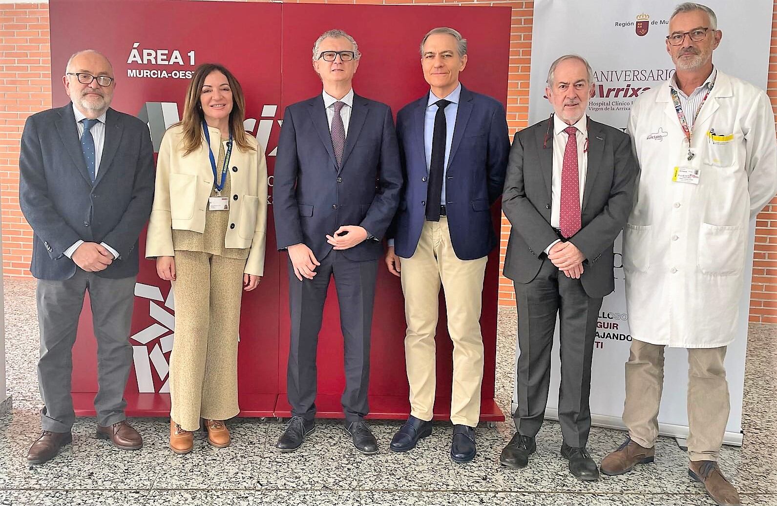 De izquierda a derecha, el director general de Salud Pública y Adicciones, José Jesús Guillen; la directora de la FFIS, Fuensanta Martínez; el consejero de Salud, Juan José Pedreño, el responsable de esta enfermedad en la OMS, Pablo Albajar; el responsable de la Unidad de Medicina Tropical de la Región de Murcia, doctor Manuel Segovia, y el director médico de la Arrixaca, Carlos Pérez-Crespo.