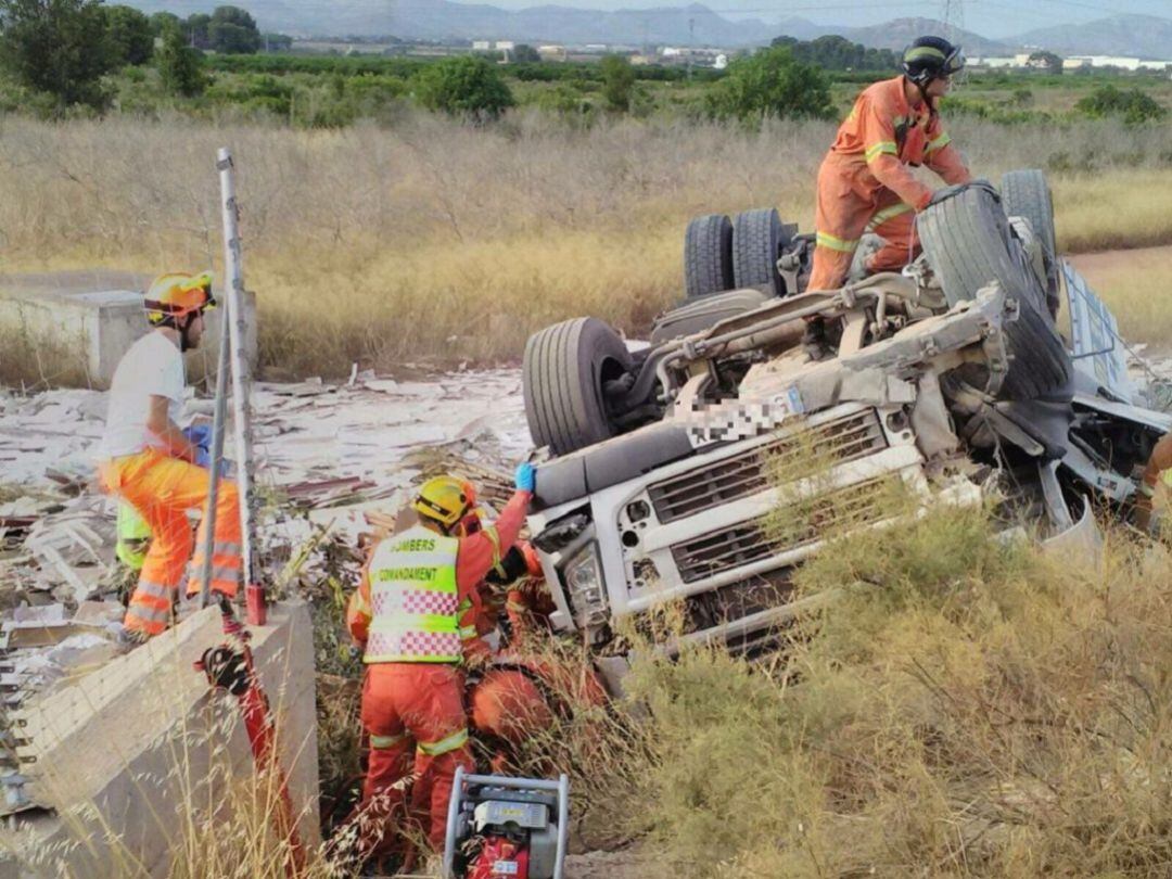 Rescate de los bomberos del Consorci en un accidente de vehículo