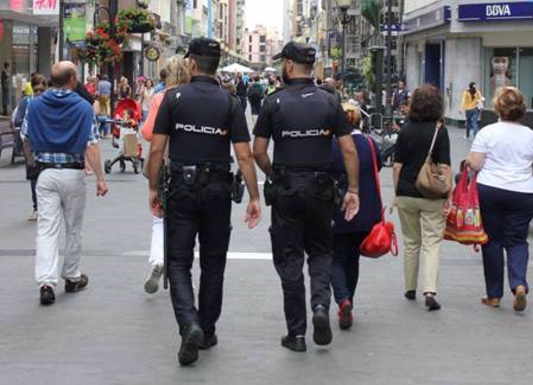 Policía Nacional por la calle Triana