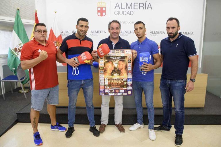 Juanjo Segura presentando el gran evento pugilístico.