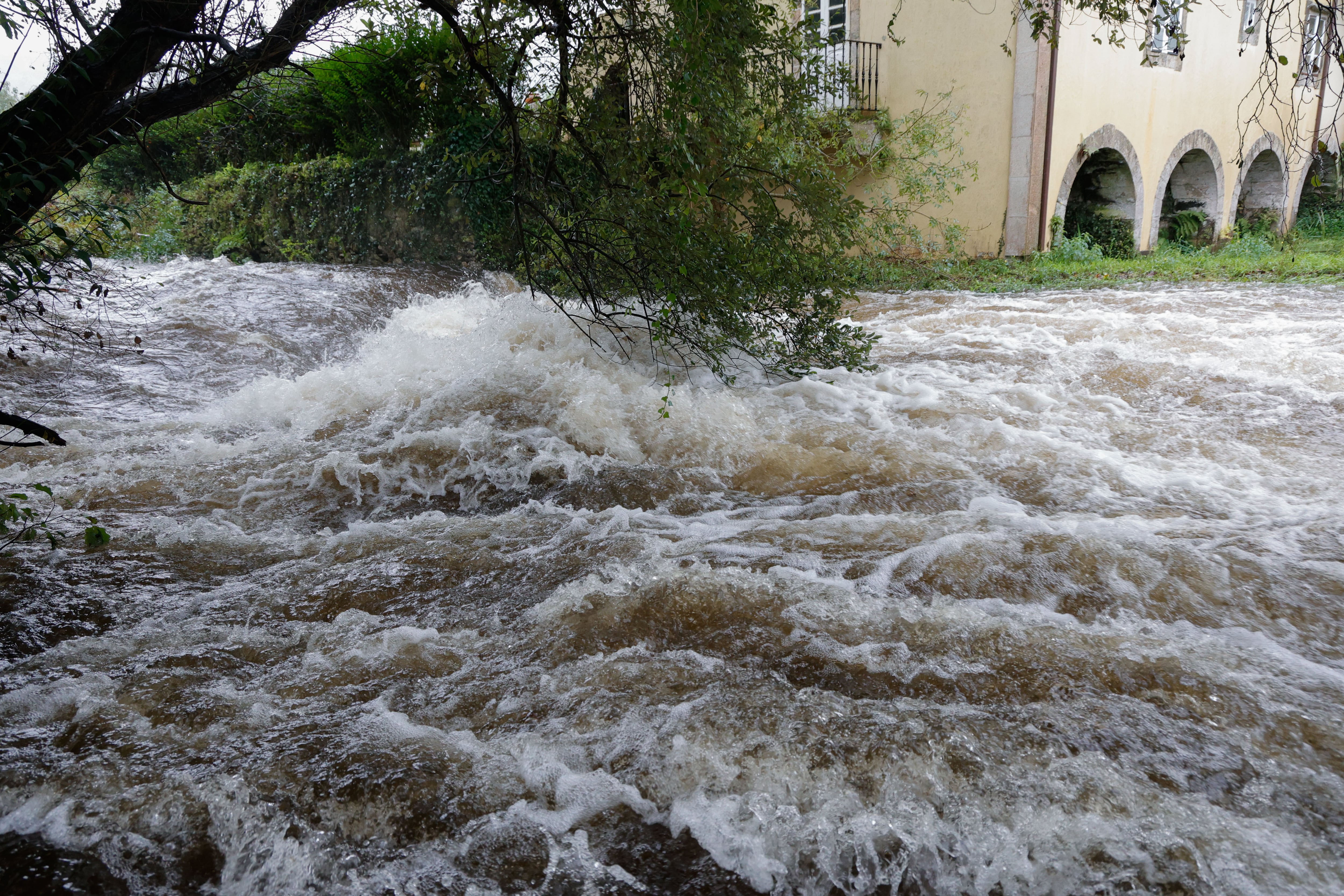 NEDA, 9/10/2024.- Las intensas lluvias de este miércoles hacen subir el caudal del rio Belelle, en Neda, y tienen en alerta a los vecinos por si vuelve a invadir sus casas y terrenos. EFE/ Kiko Delgado.