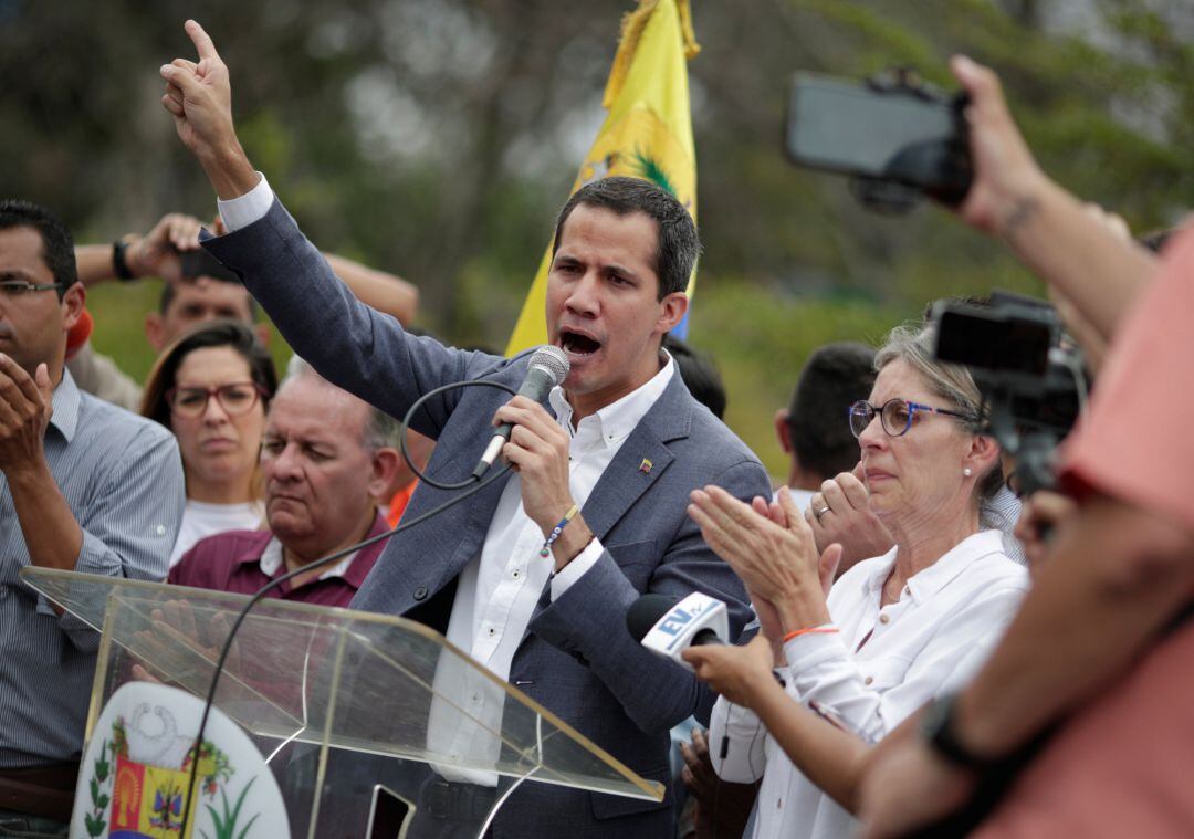 Juan Guaido, junto a sus simpatizantes, anuncia los contactos con el Pentágono.