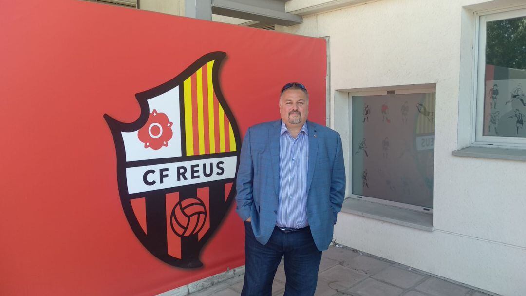 Clifton Onolfo, davant de l&#039;escut del CF Reus