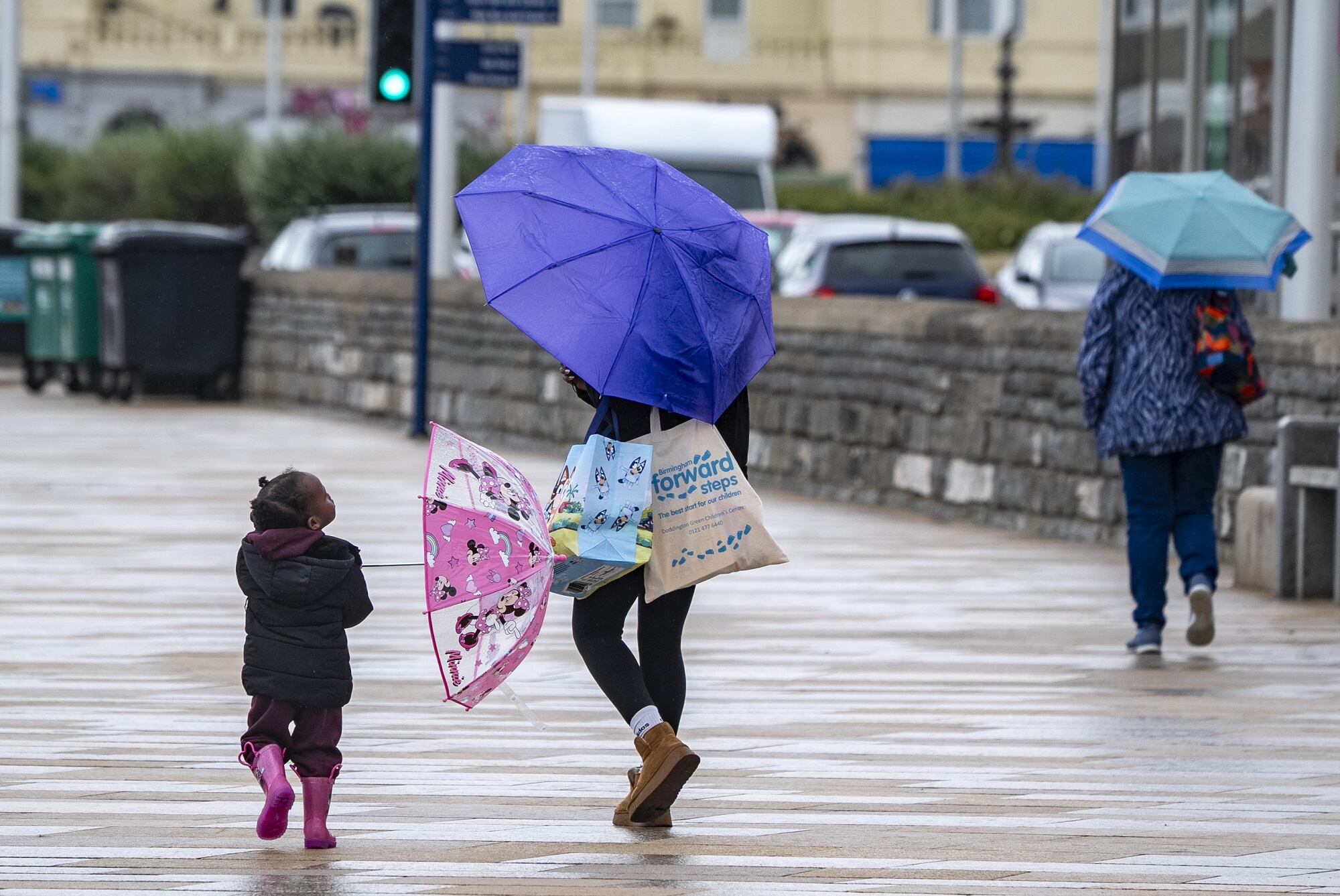 Gente con paraguas durante una lluvia de verano.