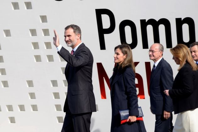 Los Reyes de España acompañados de la presidenta de la Junta de Andalucía, Susana Díaz (2d), del alcalde de Málaga, Francisco de la Torre (3d), y el delegado del Gobierno en Andalucía, Antonio Sanz (d), a la llegada al Centre Pompidou Málaga, momentos ant