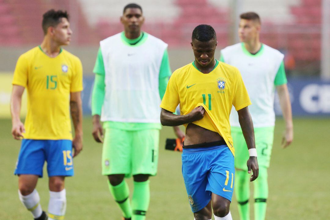 Vinicius Jr. (frente) de Brasil sale del campo hoy, al final de un partido amistoso de preparación para el Campeonato Sudamericano Sub 20, entre las selecciones nacional sub 20 de Brasil y Colombia, en el estadio Independencia de Belo Horizonte (Brasil). 